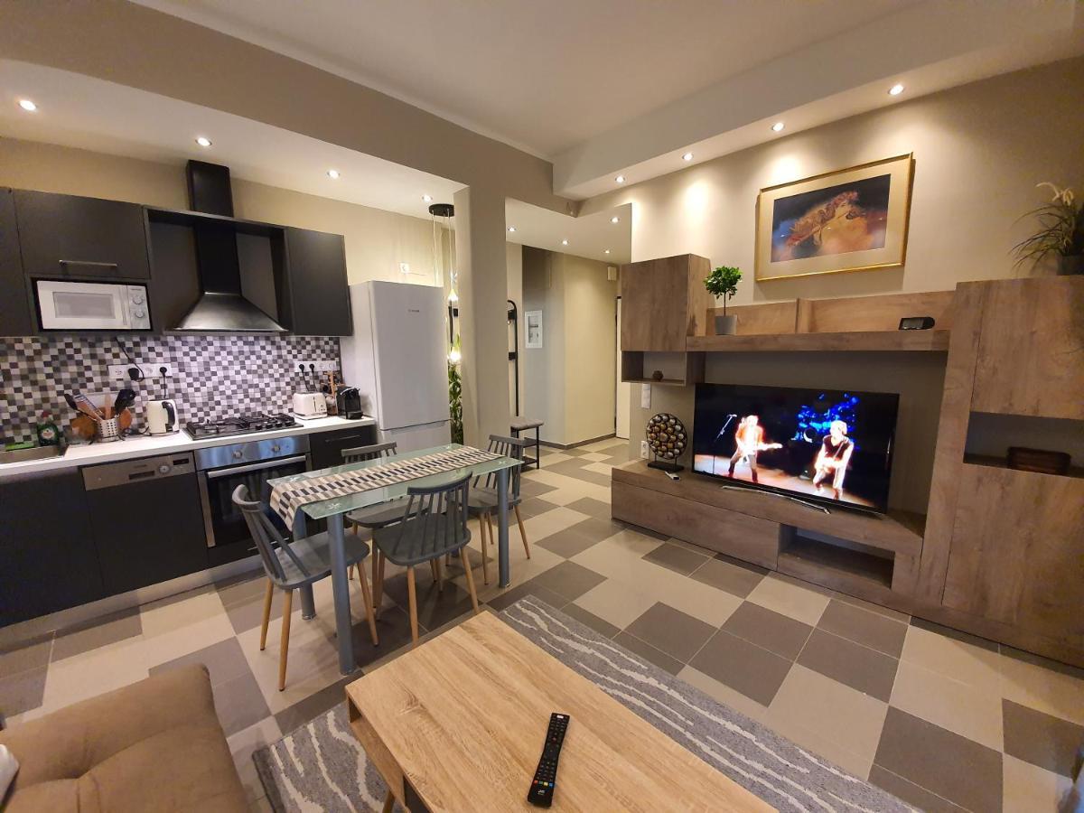 Lukas-2 B/R Luxurious Flat With Veranda Atenas Exterior foto